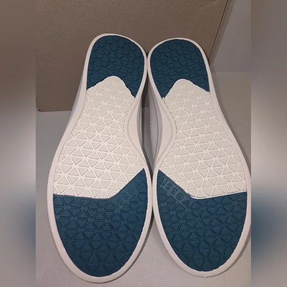 NEW WITH BOX Vessi Waterproof Unisex White Weekend Sneakers Size M10