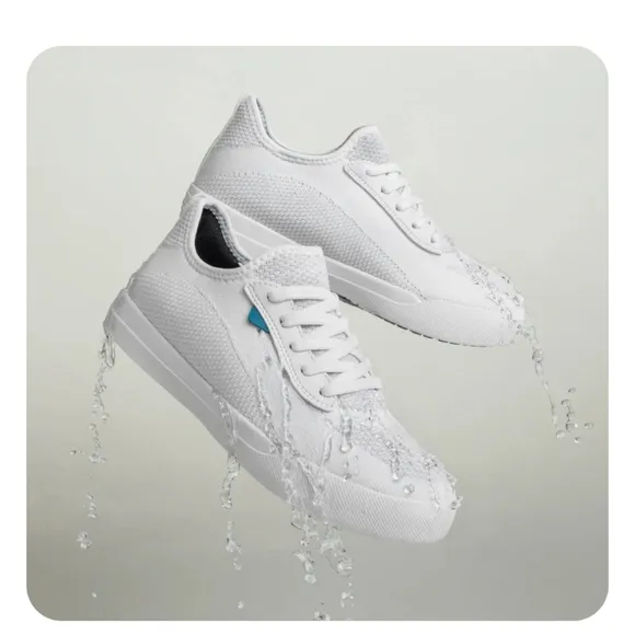 NEW WITH BOX Vessi Waterproof Unisex White Weekend Sneakers Size M10
