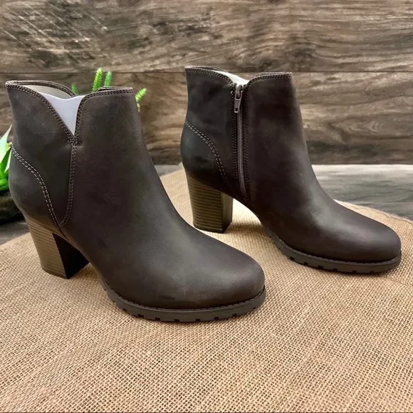 NIB Clarks Verona Trish Block Heel Ankle Boots Booties Taupe Leather 9M