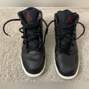 Nike Air Jordan 1 retro mid red &amp; black size 6.5 youth 7 women  sneakers casual