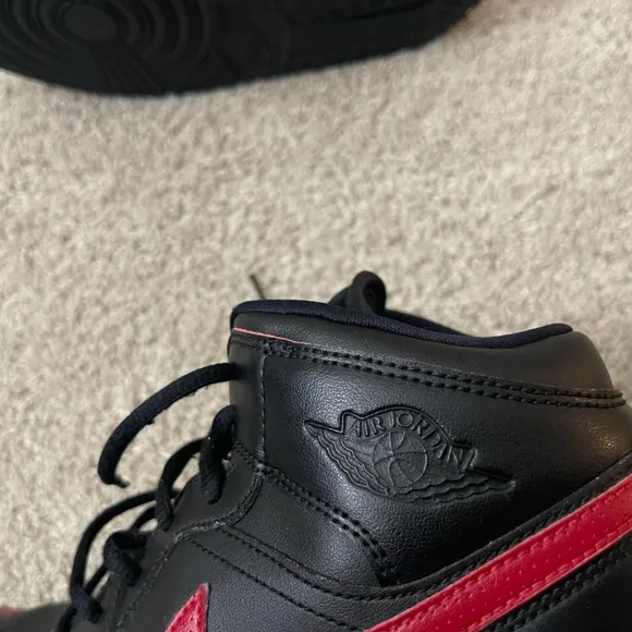Nike Air Jordan 1 retro mid red &amp; black size 6.5 youth 7 women  sneakers casual