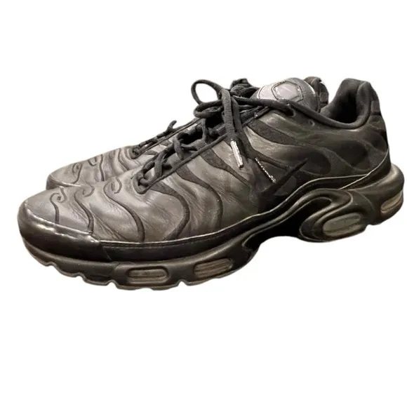 Nike Air Max Plus Triple Black Mens Size 11.5 Athletic Shoes Sneakers AJ2029-001