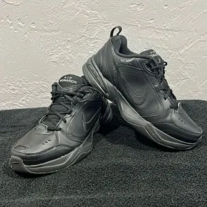 🔥NIKE Air Monarch IV 415445-001 Black Low Top Sneakers Men Sz 10.5 - EXCELLENT