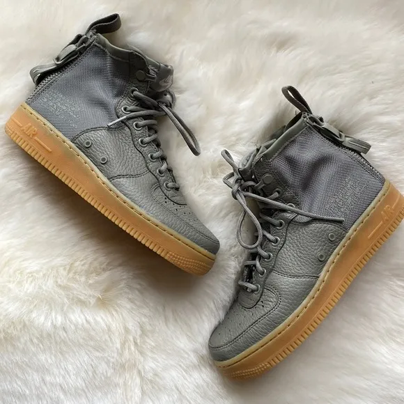 NIKE AIR SHOE SIZE 6.5