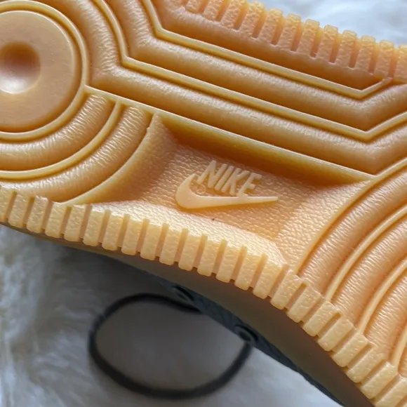 NIKE AIR SHOE SIZE 6.5
