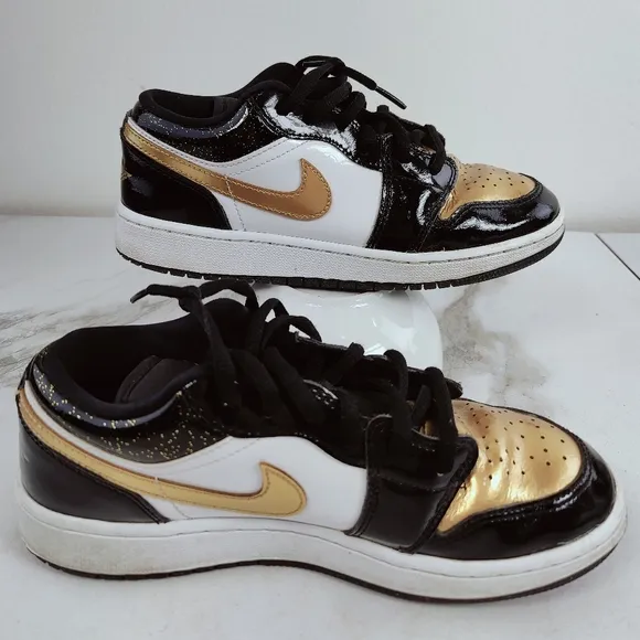 Nike Boys' Youth Air Jordan 1 Low SE 'Gold Toe' Basketball Shoes Sneakers, Sz 6Y