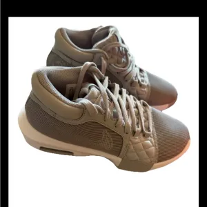 Nike Lebron Witness VIII 8 TB Basketball Shoes Mens 7.5 Women’s 9 FB9944 001