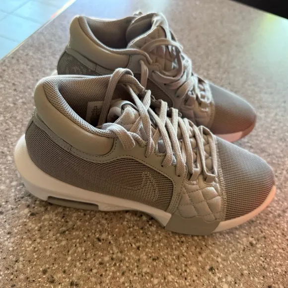 Nike Lebron Witness VIII 8 TB Basketball Shoes Mens 7.5 Women’s 9 FB9944 001