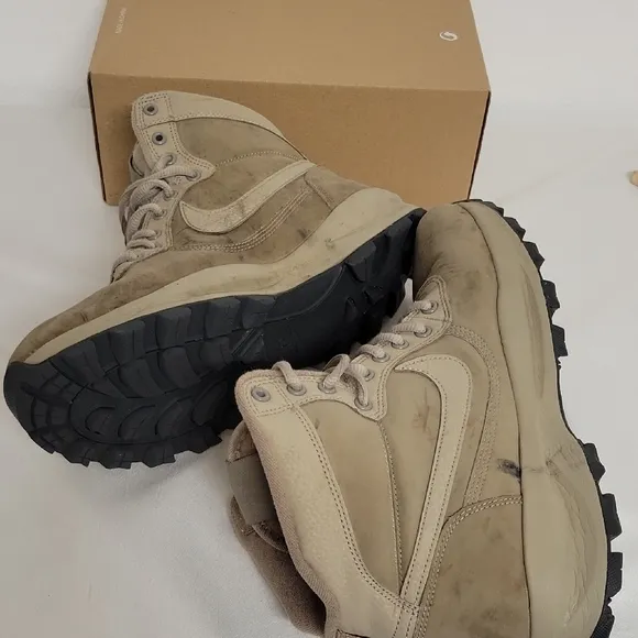 Nike Men's Tan MANOADOME High-Top Sneakers/ Boots