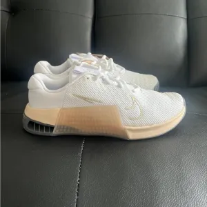 NIKE Metcon 9 Training Shoes women’s White Gold Sanddrift Weightlifting