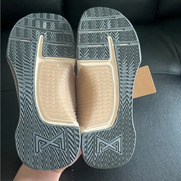 NIKE Metcon 9 Training Shoes women’s White Gold Sanddrift Weightlifting