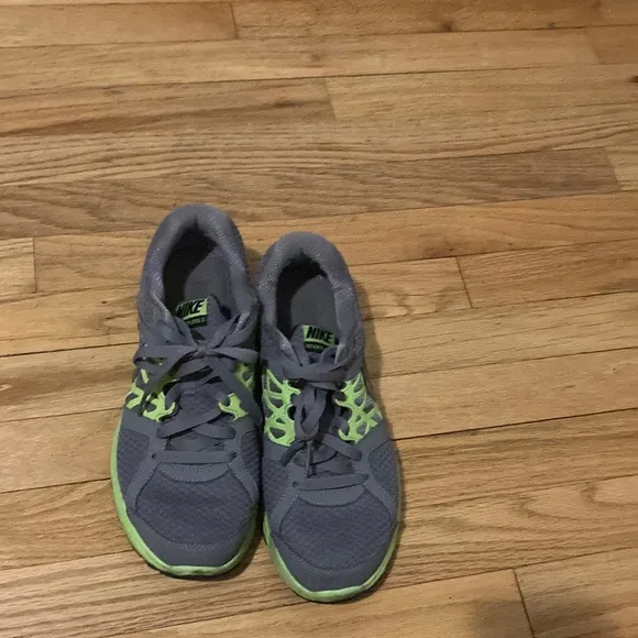 Nike relentless 2 running shoes men 9.5 athletic shoes