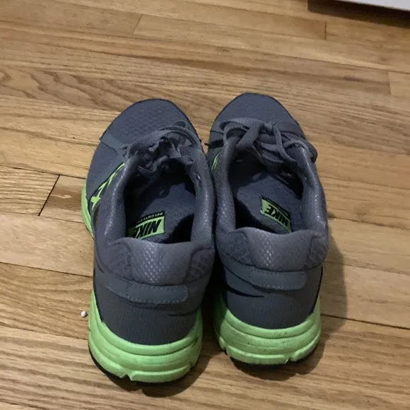Nike relentless 2 running shoes men 9.5 athletic shoes