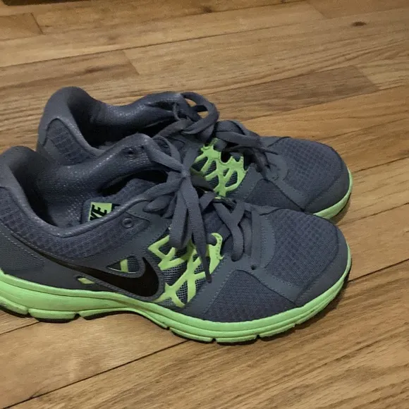 Nike relentless 2 running shoes men 9.5 athletic shoes