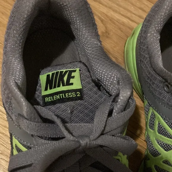 Nike relentless 2 running shoes men 9.5 athletic shoes