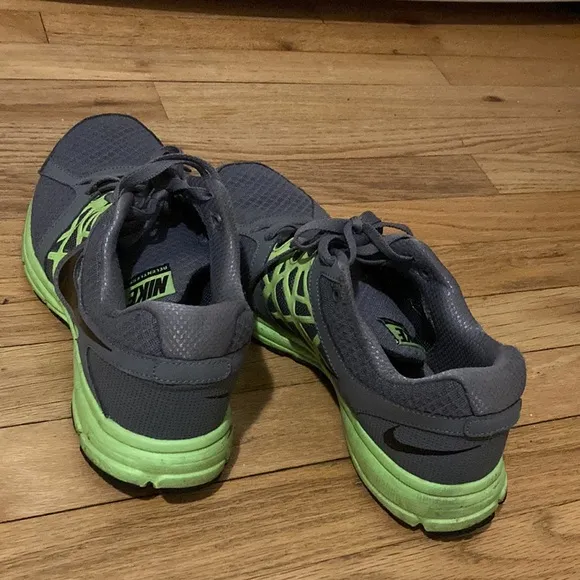 Nike relentless 2 running shoes men 9.5 athletic shoes