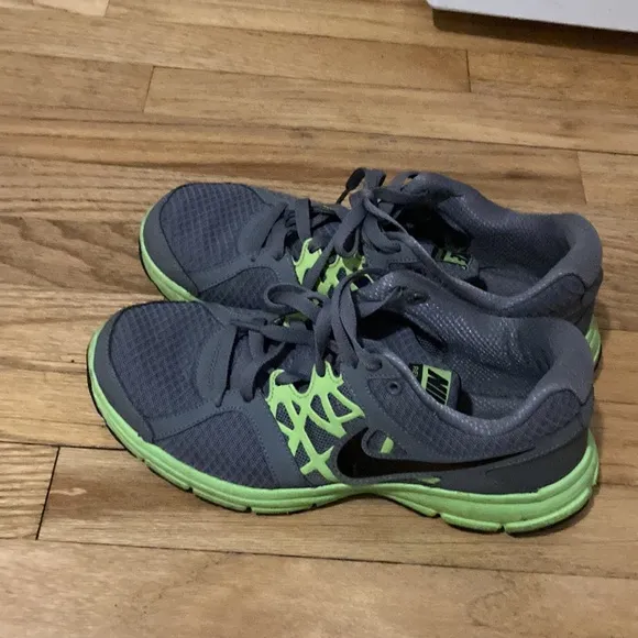 Nike relentless 2 running shoes men 9.5 athletic shoes