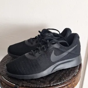 Nike Tanjun Men's Black Running Shoes Sz 11