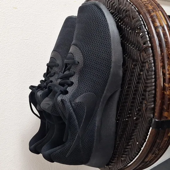 Nike Tanjun Men's Black Running Shoes Sz 11