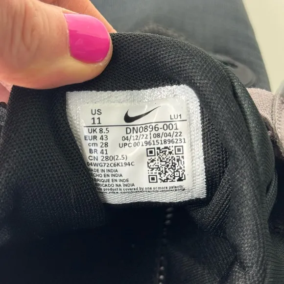 Nike Women's Black and Pink Athletic Shoes