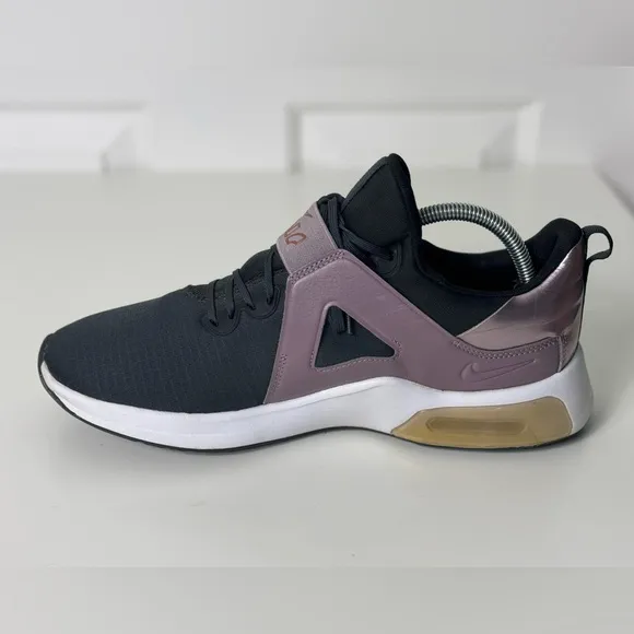 Nike Women's Black and Pink Athletic Shoes