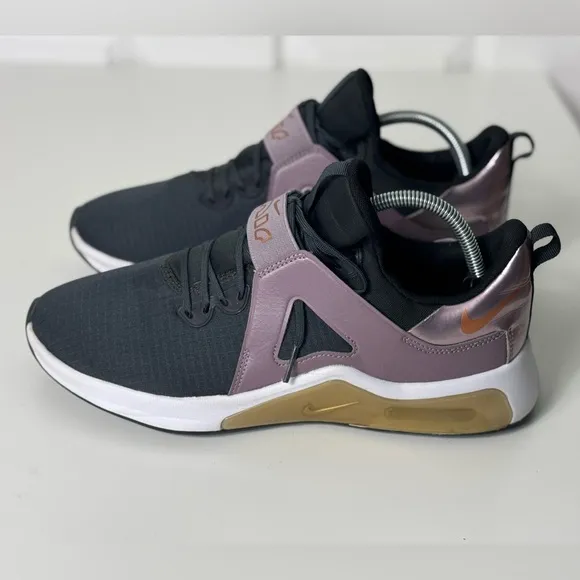 Nike Women's Black and Pink Athletic Shoes