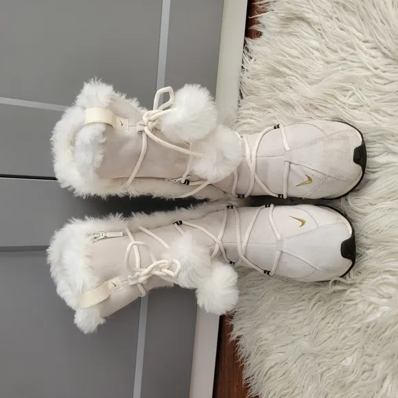 Nike Women's White Winter Boots