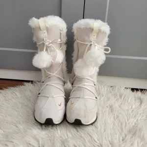 Nike Women's White Winter Boots