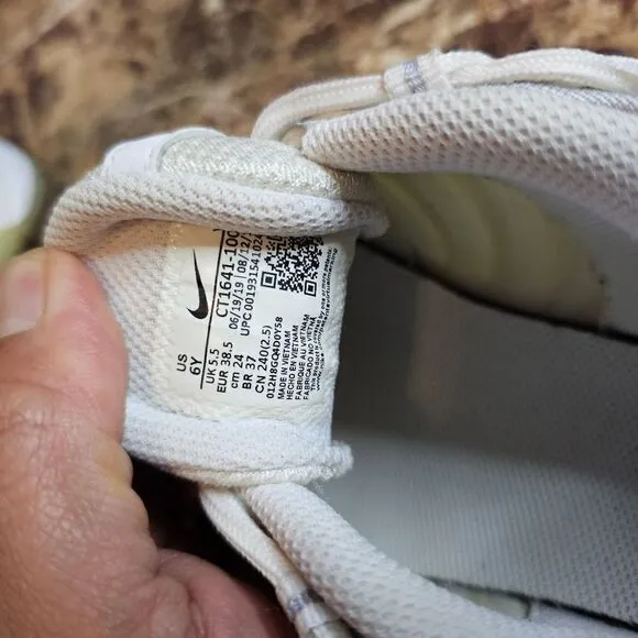 Nike women's Air Max Tail Wind white running training shoes size 7.5.
