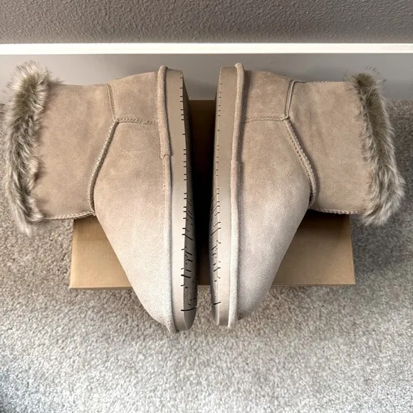 NWB Bearpaw Helaina women’s short boots size 8