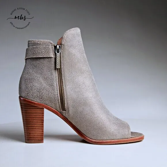 NWOT Donald J. Pliner Kara Ankle Boots Tan Gold Women 8.5