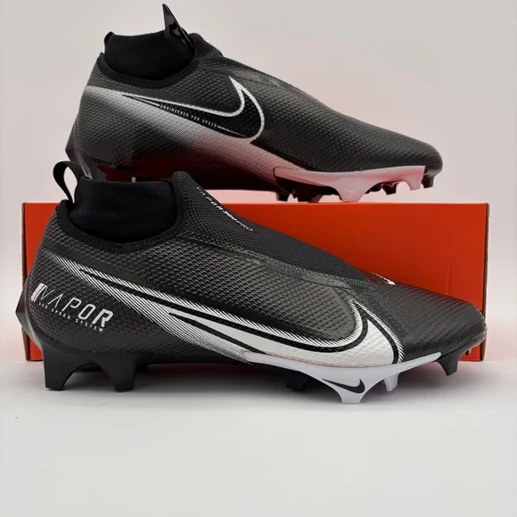 NWOT Men's Size 12 Black And White Nike Vapor Edge Pro 360 WD Football Cleats