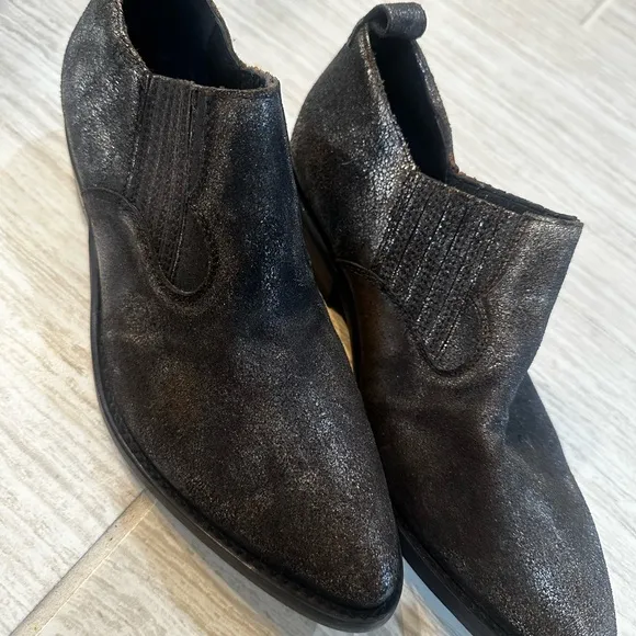 NWOT women’s Frye bootie metallic, distressed cowboy boots     size 9 5