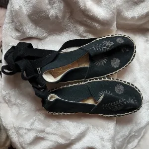 NWT Bonpoint shoes girls size 27 Espadrille floral embroidered