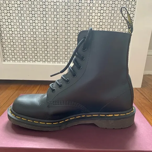 NWT DR MARTENS 1460 Black Eyelet‎ Heritage Fit Boots