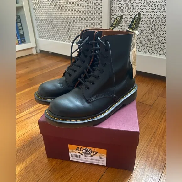 NWT DR MARTENS 1460 Black Eyelet‎ Heritage Fit Boots