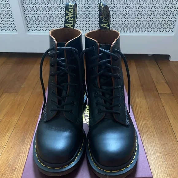 NWT DR MARTENS 1460 Black Eyelet‎ Heritage Fit Boots