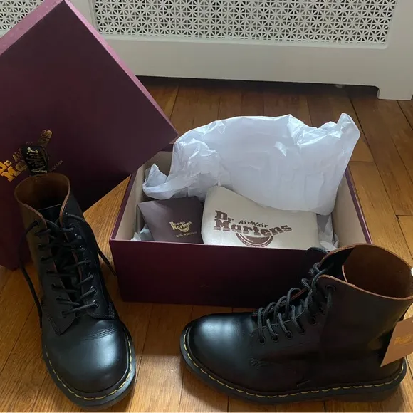 NWT DR MARTENS 1460 Black Eyelet‎ Heritage Fit Boots