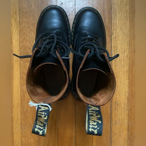 NWT DR MARTENS 1460 Black Eyelet‎ Heritage Fit Boots