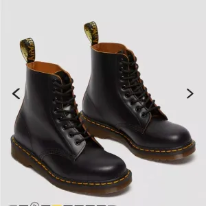 NWT DR MARTENS 1460 Black Eyelet‎ Heritage Fit Boots