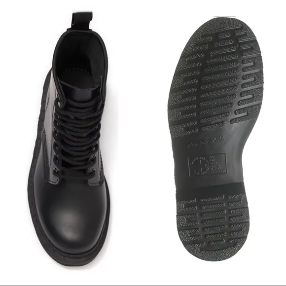 NWT Dr. Martens 1460 Mono Black Smooth Leather Lace Up Boots- Unisex