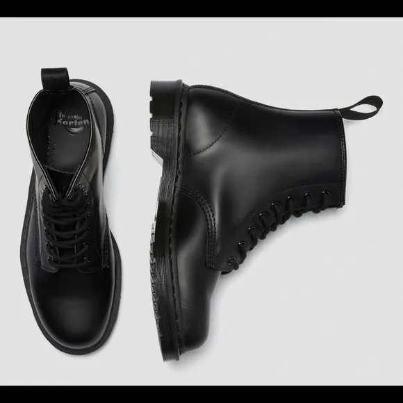 NWT Dr. Martens 1460 Mono Black Smooth Leather Lace Up Boots- Unisex