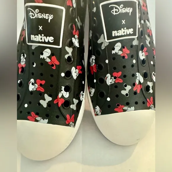 NWT. Native x Disney Minnie Mouse Slip On Sneaker Shoe unisex: Men 7 Women 9.