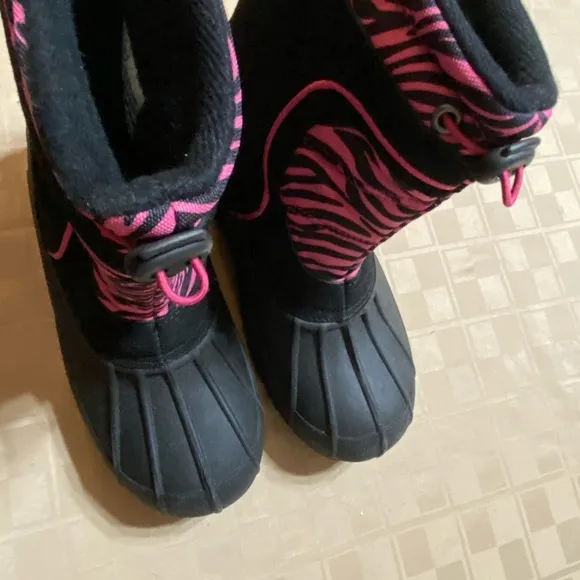 NWT Sporto Girls Snow Boots Pink Black Zebra Bungee Cord Round Toe 9” Hi XL 6-7