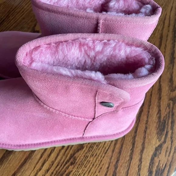 NWT Ugg girls/ or women’s  pink boots