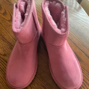 NWT Ugg girls/ or women’s  pink boots