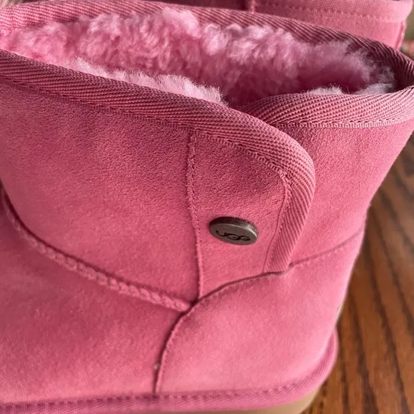 NWT Ugg girls/ or women’s  pink boots