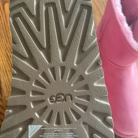 NWT Ugg girls/ or women’s  pink boots
