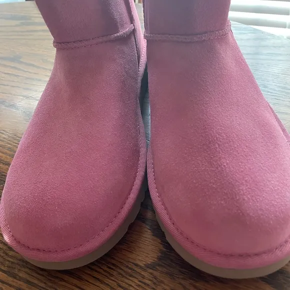 NWT Ugg girls/ or women’s  pink boots