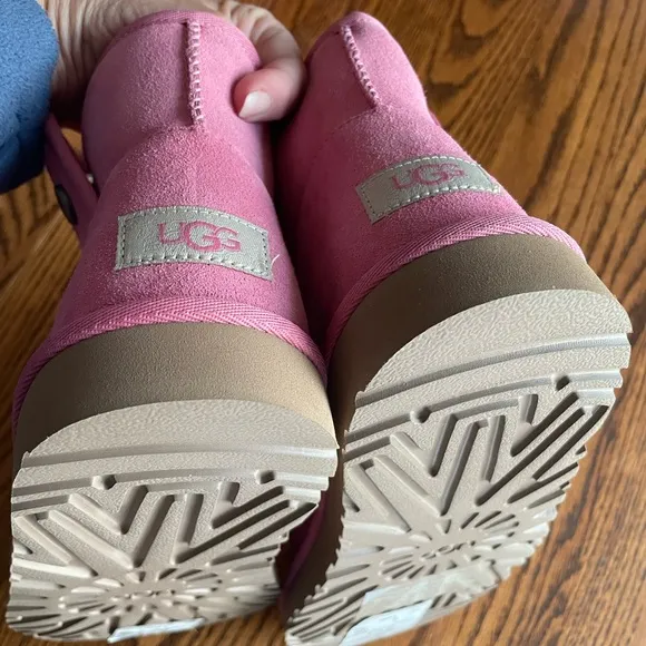 NWT Ugg girls/ or women’s  pink boots